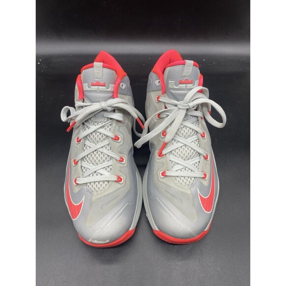 Nike LeBron 11 Low Base Mid Top Shoe Mens Size 8.5 Grey Laser Crimson 642849-001 - Picture 3 of 8